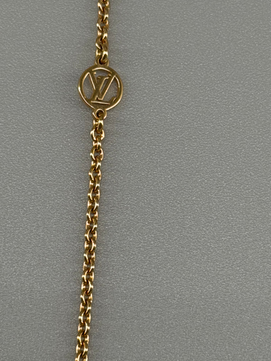 Louis Vuitton Collier The Great Essential V Crystal Necklace M68911