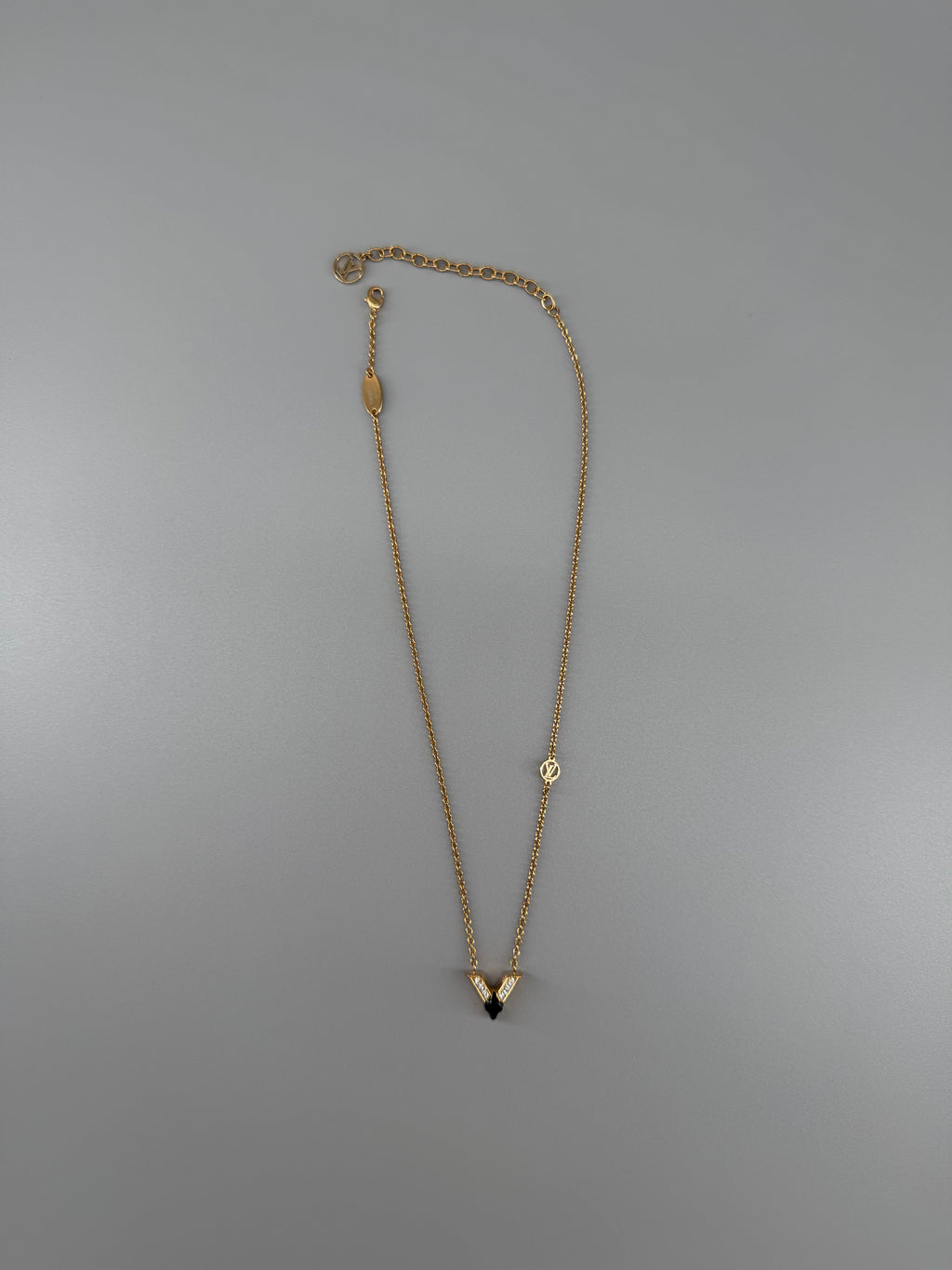 Louis Vuitton Collier The Great Essential V Crystal Necklace M68911