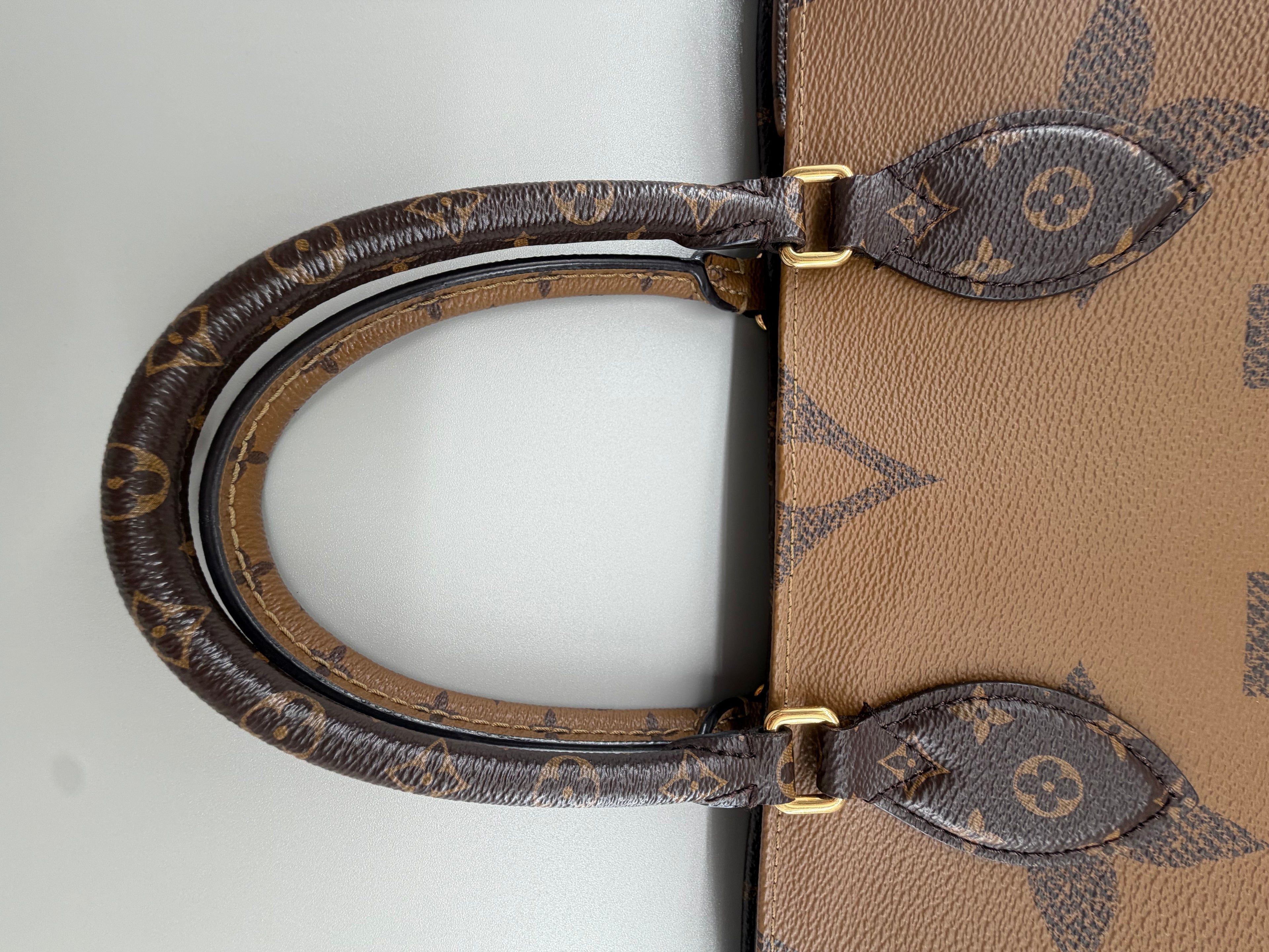 Louis Vuitton OnTheGo MM Monogram Giant Reverse Canvas – M45321