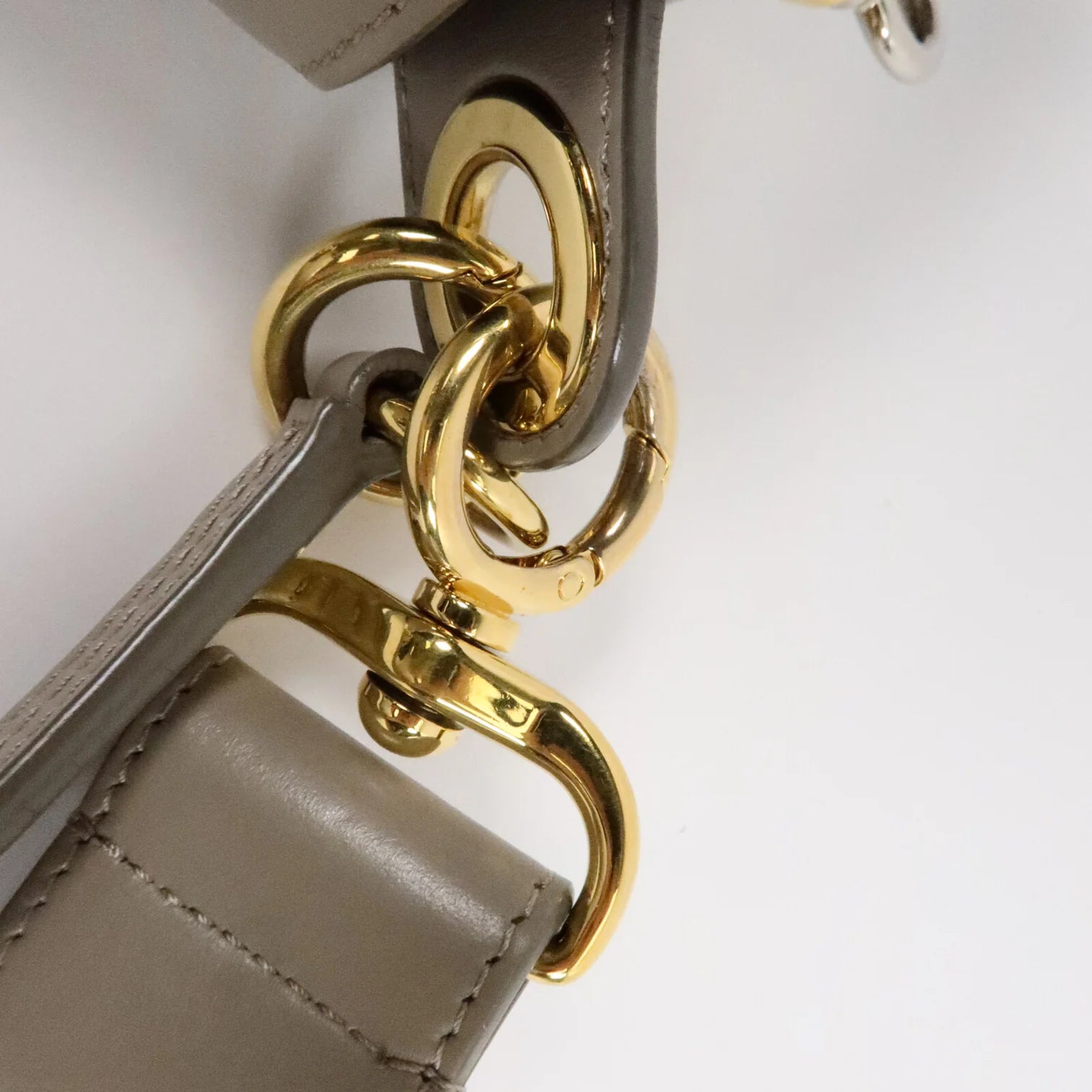 Chloé Medium Tess Shoulder Bag in Gray Leather