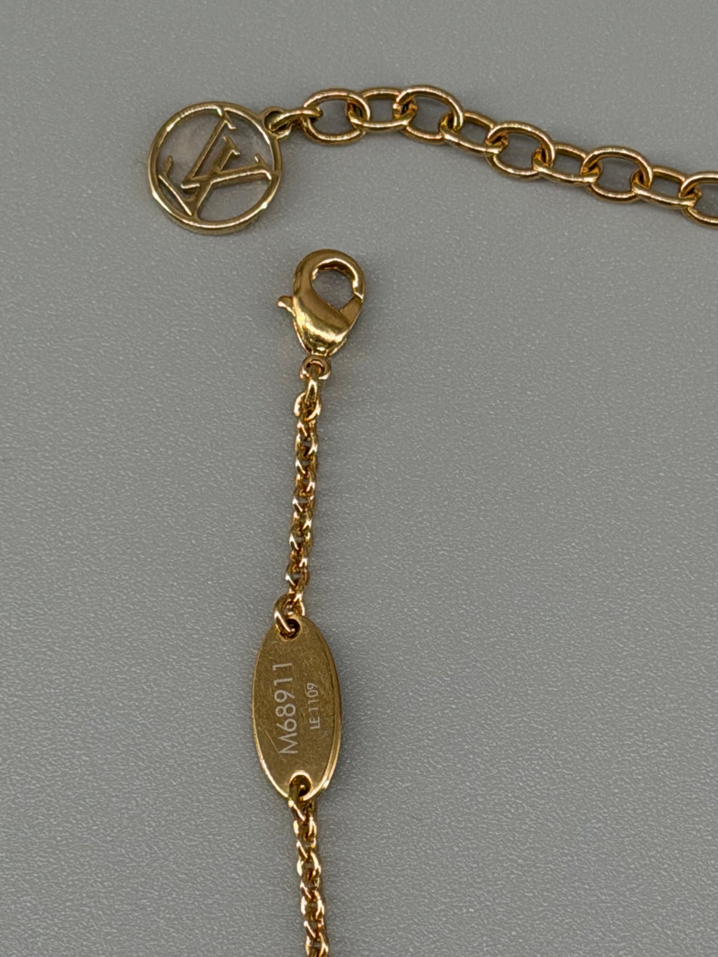 Louis Vuitton Collier The Great Essential V Crystal Necklace M68911