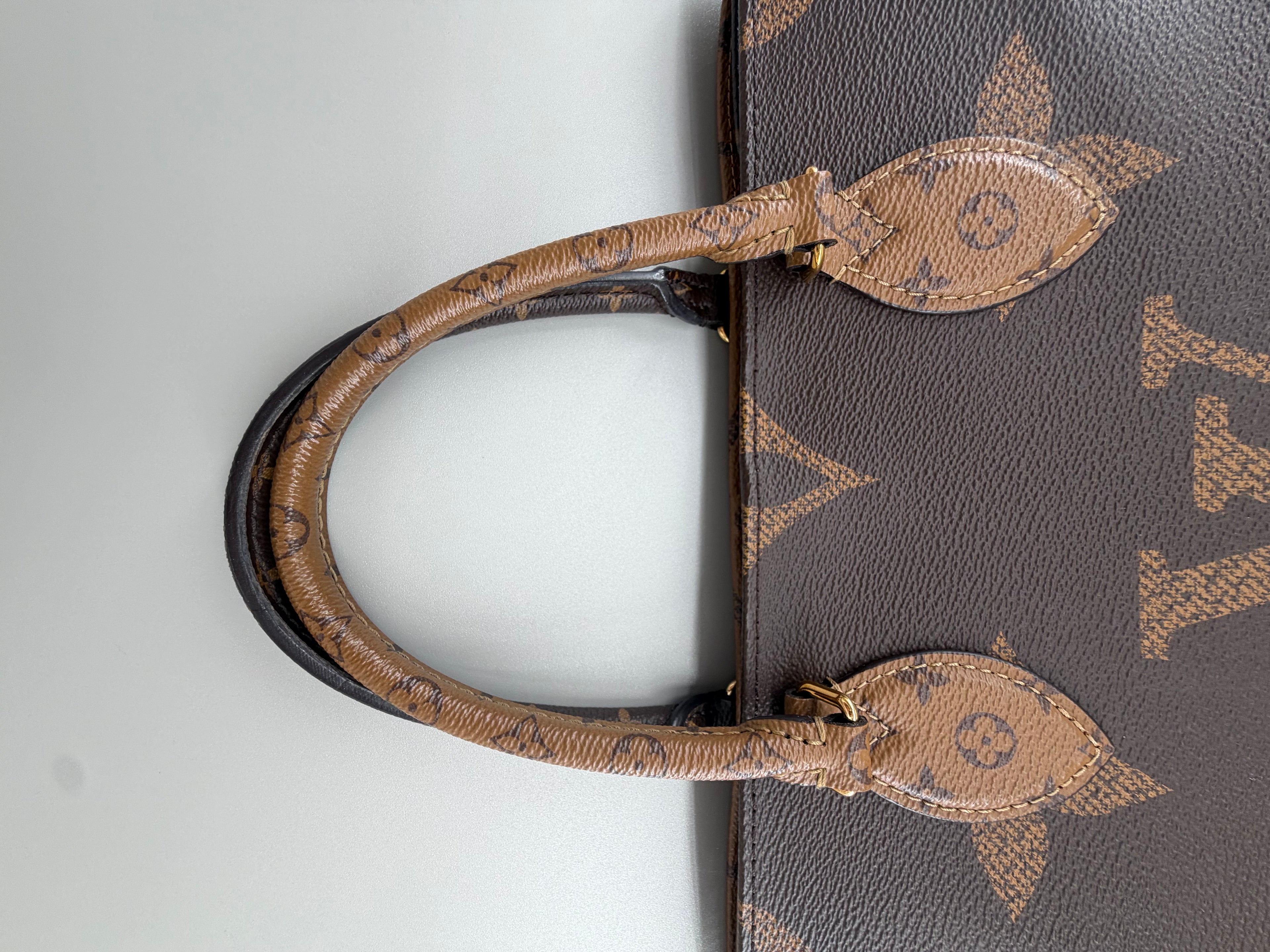 Louis Vuitton OnTheGo MM Monogram Giant Reverse Canvas – M45321